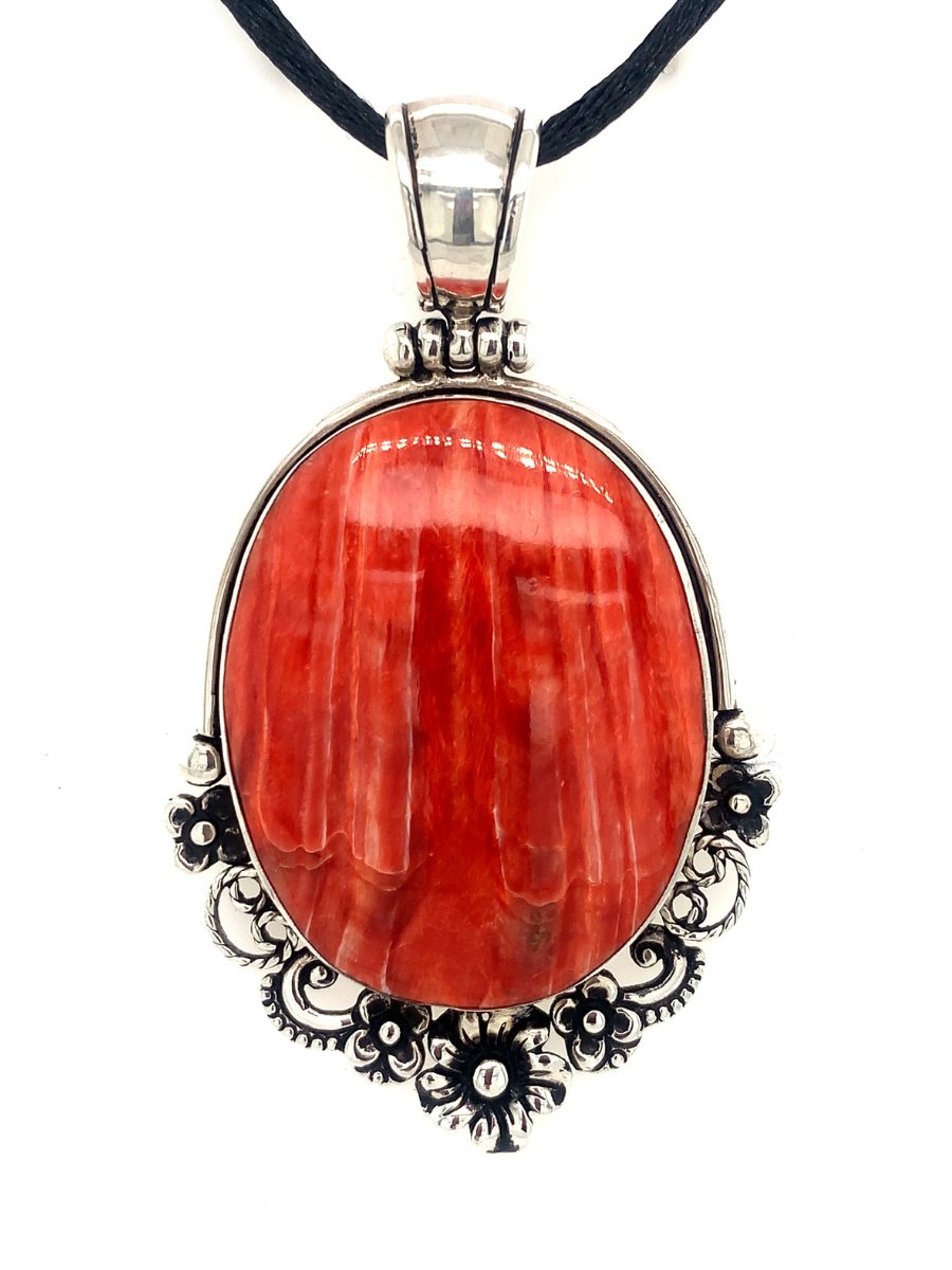 Handcrafted Sterling Silver & Spondylus Shell Oval Pendant with Flower Detail - QINTI The Peruvian Shop