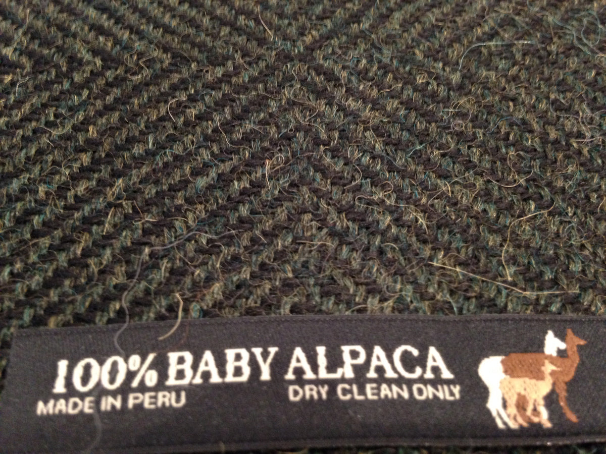 100% Baby Alpaca Throw in Forest Green &amp; Black - Qinti - The Peruvian Shop