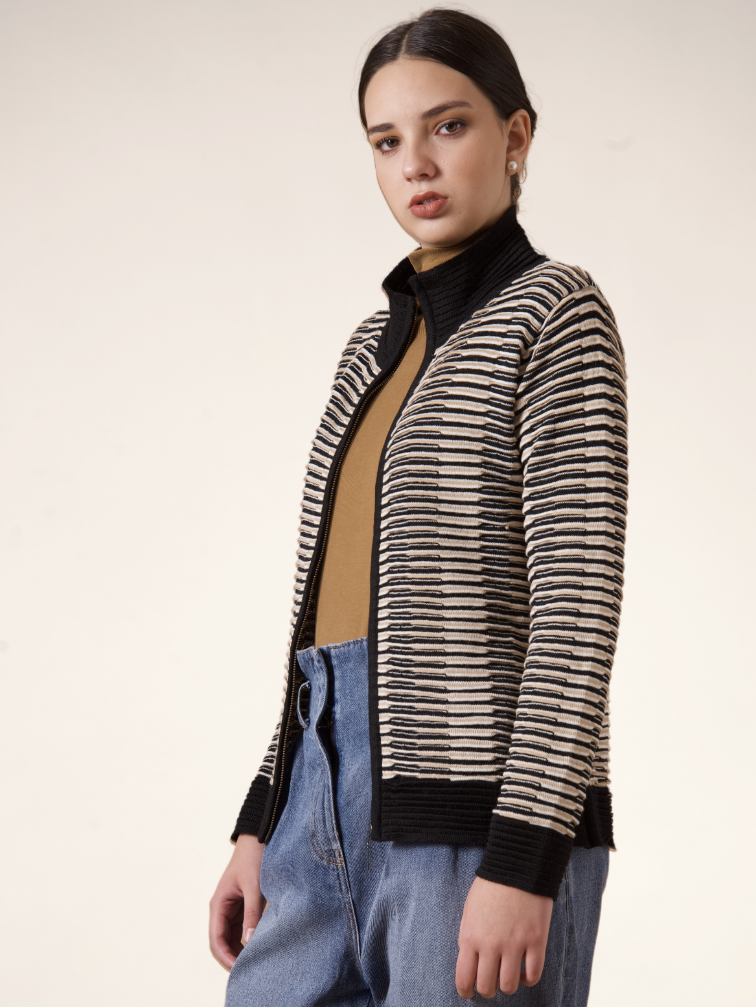 Women's Zip-Up Cardigan in Black/ Beige - Qinti - The Peruvian Shop